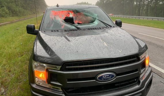 Sét đánh xuống đường khiến xe bán tải Ford F-150 bị thủng kính lái, 2 người nhập viện