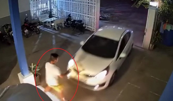 Video: Đang đứng để hướng dẫn đỗ xe, người đàn ông bị chiếc ô tô Kia tông trúng