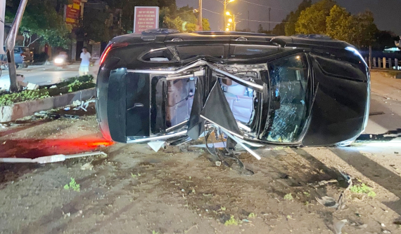 Thanh Hoá: Tông vào dải phân cách, Hyundai Santa Fe lật nghiêng giữa đường, bẹp dúm mui xe