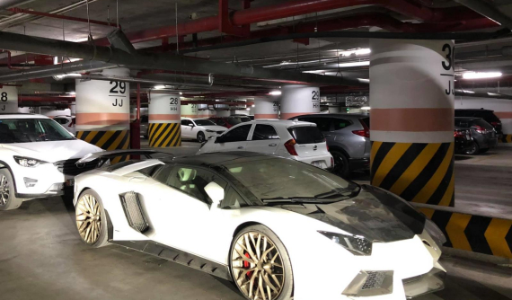 Lamborghini Aventador mui trần độ gần nửa tỷ đồng "phủ bụi" dưới hầm đỗ xe khiến nhiều người xót xa
