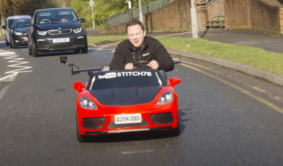 Đây là chiếc xe đồ chơi hợp pháp đi đường đầu tiên trên thế giới, có thể chạy 35 km/h