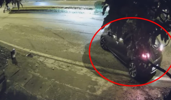 Video: Ô tô mất lái, trượt dài trên đường trước khi tông vào cây trên vỉa hè ở Bắc Kạn