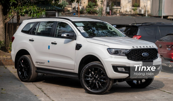 Mạnh vì gạo, bạo vì… ưu đãi lớn, Ford Everest tiếp tục cho Toyota Fortuner “ngửi khói” trong tháng 4