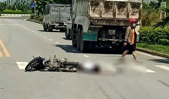 Video: Va chạm với xe ben trong KCN Giang Điền, người đi xe máy tử vong