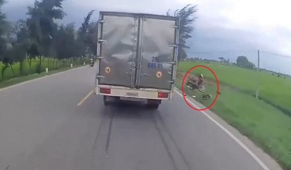 Video: Thấy xe máy đâm vào cột mốc, tài xế ô tô tải phanh lại thì bị xe sau tông trúng