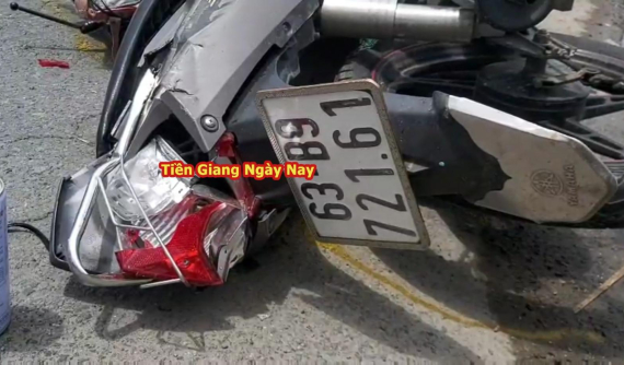 Video: Đi xe máy vào vũng nước và trượt ngã, cô gái tử vong dưới bánh ô tô tải tại Tiền Giang