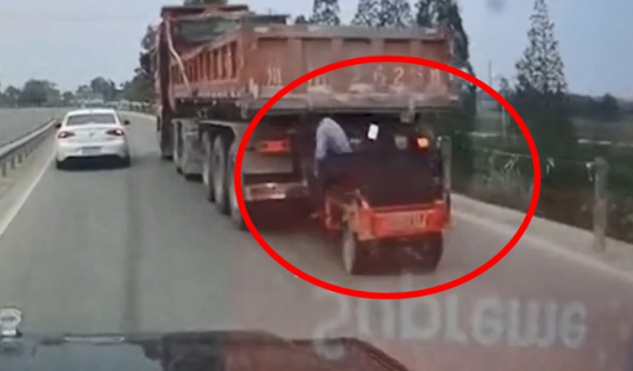 Video: Ông bố cùng con gái di chuyển trên xe ba gác bị xe tải kéo đi trên đường hơn 5 km