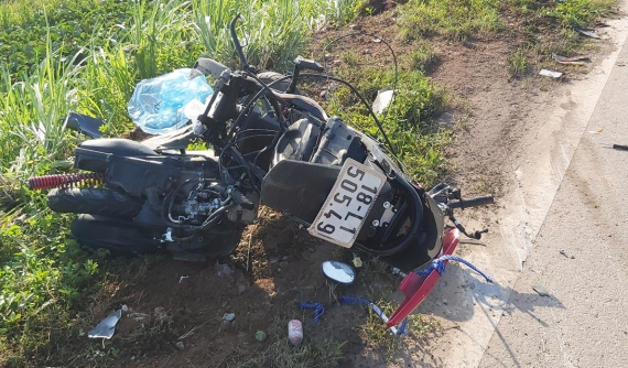 Nam Định: Xe máy gãy đôi và ô tô tải lật ngang bên đường sau va chạm, 1 cô gái tử vong