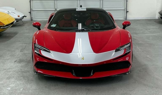 "Fan cuồng" của Ferrari tậu siêu xe SF90 Stradale, đồ chơi theo xe khiến nhiều người ngưỡng mộ