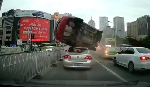 Video: Ô tô Hyundai tông vào dải phân cách, lăn vài vòng trên nóc xe khác rồi lật nghiêng