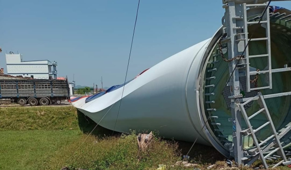 Quảng Bình: Xe chở cánh quạt điện gió dài hàng chục mét bị lật trên quốc lộ 1A