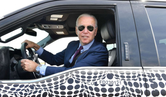 Tổng thống Mỹ Biden đích thân cầm lái xe bán tải Ford F-150 Lightning 2022 sắp ra mắt