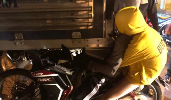 Tiền Giang: Tông vào đuôi xe tải đậu ven đường, 2 người đi xe máy thương vong