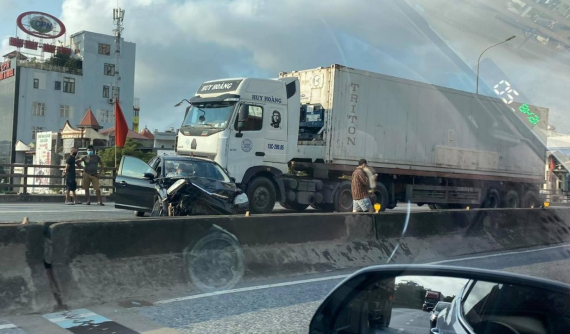 Video quay khoảnh khắc ô tô con Ford Focus bị xe container tông từ phía sau trên cầu vượt Lạch Tray