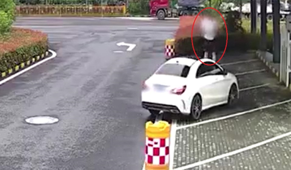 Video: Nhảy lên nắp ca-pô để ngăn bạn gái lái xe bỏ đi sau cãi vã, thanh niên bị hất văng xuống đường