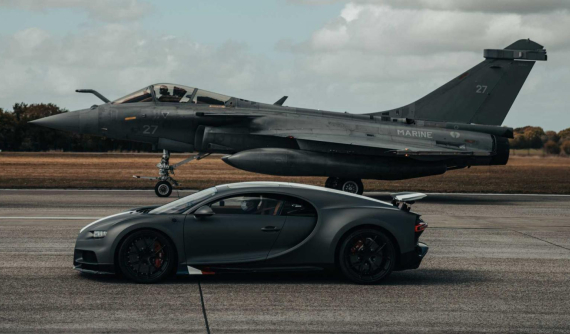 Theo dõi cuộc đua drag giữa Bugatti Chiron Sport và máy bay phản lực mạnh 5.646 mã lực