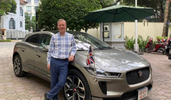 Xe điện Jaguar i-Pace đầu tiên bất ngờ xuất hiện tại Việt Nam, Đại sứ Anh Quốc dí dỏm "check in"