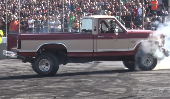 Kỳ lạ cảnh tượng chiếc Ford F-150 độ "lộn đầu đuôi" vẫn có thể đốt lốp đã mắt