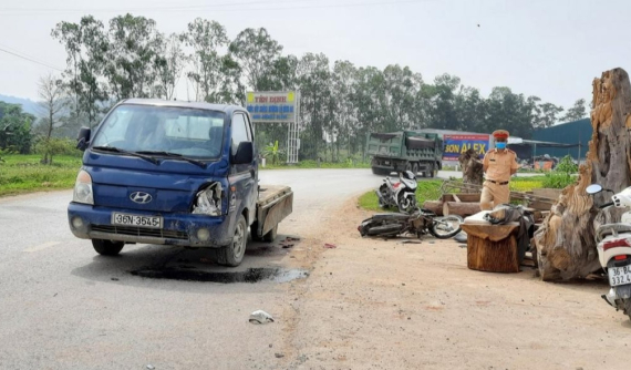 Video: Ô tô tải lao sang làn đường ngược chiều, tông xe máy khiến 1 người bị thương nặng tại Thanh Hóa