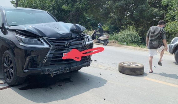 Hà Nội: "Chuyên cơ mặt đất" Lexus LX570 hỏng nặng đầu xe sau khi tông vào đuôi Hyundai Santa Fe