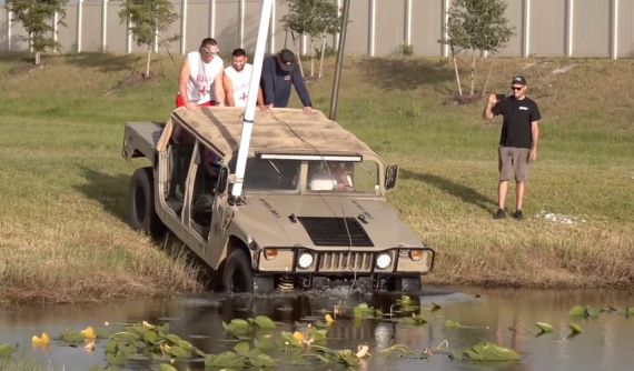 Theo dõi YouTuber thử nghiệm lái xe Humvee "lặn" qua ao nước sâu 3,65 mét