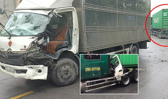 Video: Va chạm với xe container, ô tô tải bị xé toạc cửa bên ghế lái tại Hải Dương