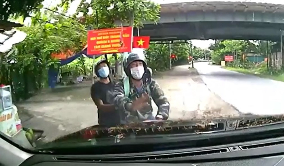 Video: Ô tô đi trái đường để rẽ, va chạm với xe máy khiến 2 người bị hất văng tại Phú Thọ