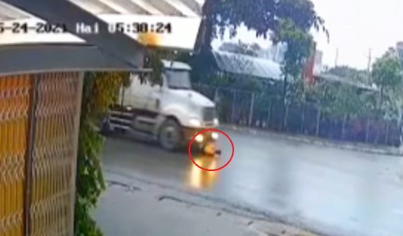 Video: Người đàn ông lao thẳng vào xe container, nghi tự tử tại Vĩnh Phúc