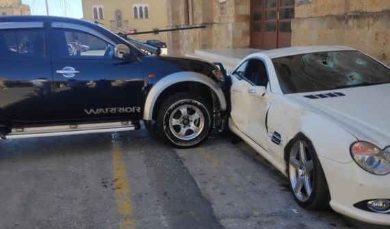 Video: Bức xúc vì bị yêu cầu đi khám tâm thần, cảnh sát tông hỏng xe sang của sếp