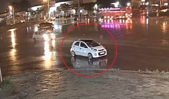 Video: Va chạm với xe đạp điện khiến 1 người bị thương, tài xế lái ô tô Kia Morning bỏ chạy