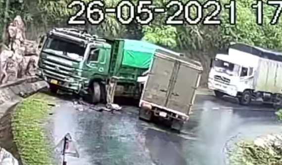 Video quay khoảnh khắc ô tô tải Hyundai tông gãy trục xe ben tại khúc cua trên quốc lộ 37