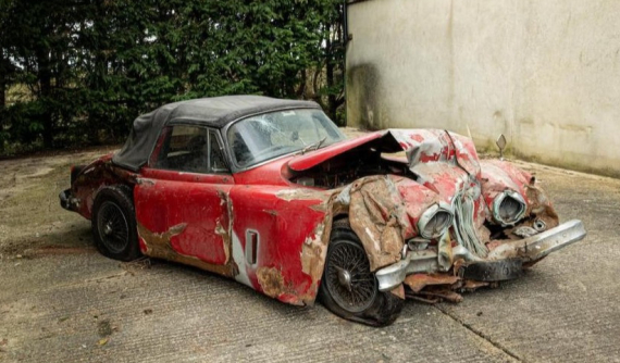 Chiếc Jaguar XK150S 1960 tan nát này vẫn có giá bán tới 2,93 tỷ đồng