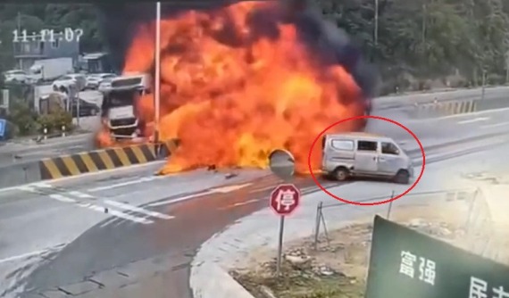 Video: 2 xe đầu kéo tông nhau rồi bốc cháy ngùn ngụt, tài xế xe van thoát nạn nhờ đánh lái nhanh như cắt