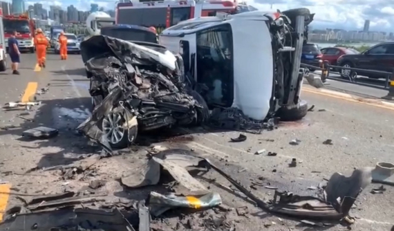 Video: Toyota Land Cruiser cày nát dải phân cách, lao sang làn đường ngược chiều, gây tai nạn cho 4 ô tô