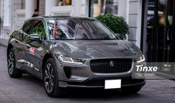 Bắt gặp xe điện Jaguar i-Pace đầu tiên tại Việt Nam lăn bánh trên phố