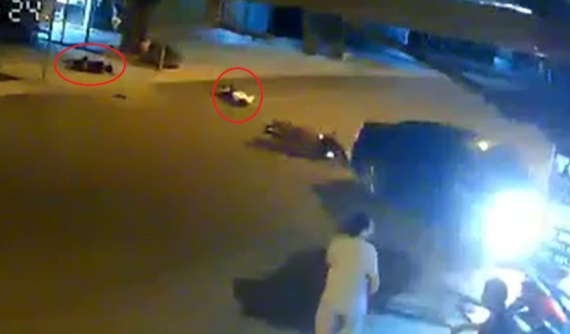 Video: Xe máy va chạm với ô tô đang quay đầu tại Nam Định, 2 người nhập viện