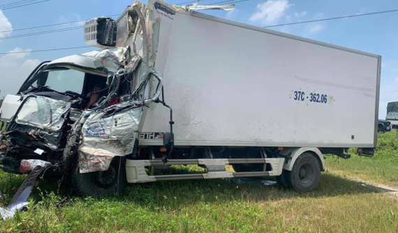 Video quay hiện trường vụ tai nạn kinh hoàng giữa 2 xe tải khiến 1 tài xế tử vong tại Hưng Yên