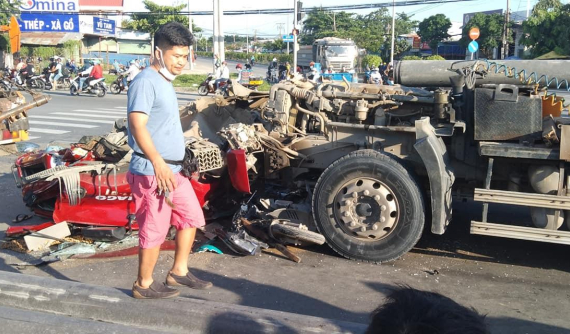 Tp. Hồ Chí Minh: Va chạm với xe máy vượt đèn đỏ, xe đầu kéo rơi cả cabin xuống đường