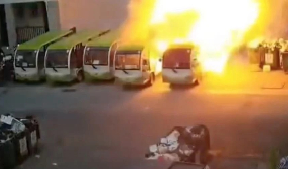 Video: Xe buýt điện đang đỗ thì bỗng bốc khói và bùng cháy lan sang cả xe khác