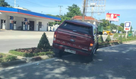 Video: Xe bán tải Ford Ranger lạng lách rồi tông vào cột đèn trên dải phân cách tại Nghệ An