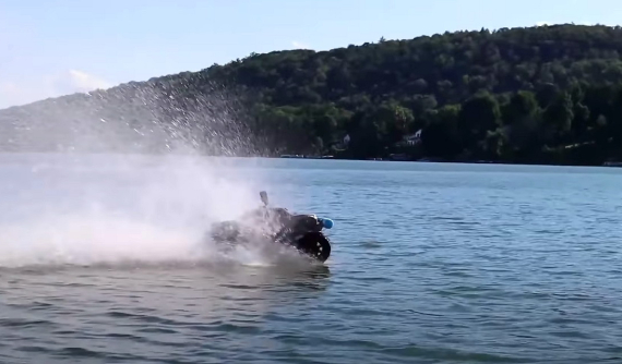 Theo dõi chiếc xe điều khiển từ xa lập kỷ lục thế giới khi chạy trên nước hơn 1,5 km