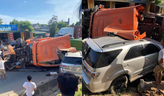 Xe đầu kéo lật trúng ô tô 7 chỗ Toyota Fortuner trên quốc lộ 9