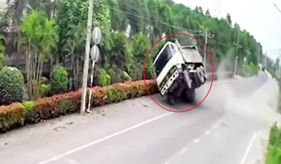 Video: Xe ben ôm cua với tốc độ cao, lật ngửa vào bồn cây tại Đồng Nai