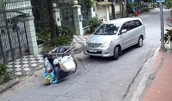 Video: Toyota Innova đi từ ngõ ra, tông ngã nữ công nhân môi trường đang đẩy xe thu gom rác