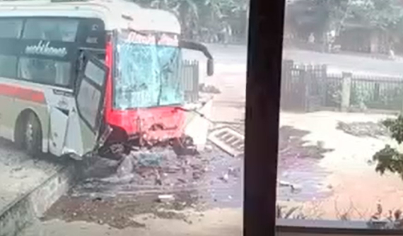 Video: Xe khách lao vào nhà dân trong vụ tai nạn liên hoàn ở Đắk Lắk, bé gái đang ngồi chơi trước cửa nhà thoát nạn
