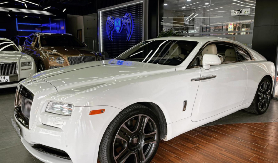 Rolls-Royce Wraith từng của Đặng Lê Nguyên Vũ được trả về ngoại thất "zin" với logo là điểm nhấn
