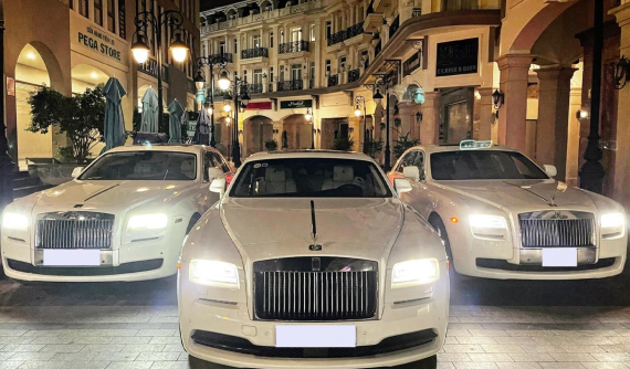 Bộ tam Rolls-Royce màu trắng đọ dáng cùng nhau khiến nhiều người nghĩ ảnh được chụp ở trời Tây