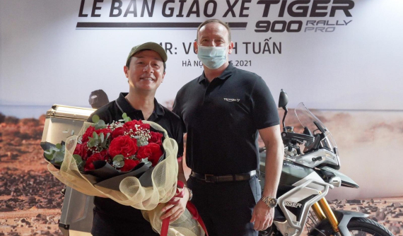 MC Anh Tuấn nhận bàn giao xe việt dã Triumph Tiger 900 Rally Pro
