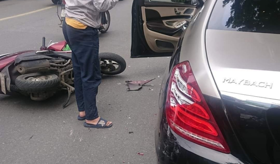 Hà Nội: Thanh niên tông vỡ đèn hậu xe siêu sang Mercedes-Maybach S-Class