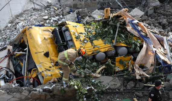 Video: Tòa nhà 5 tầng sập trúng xe buýt khiến ít nhất 9 người tử vong